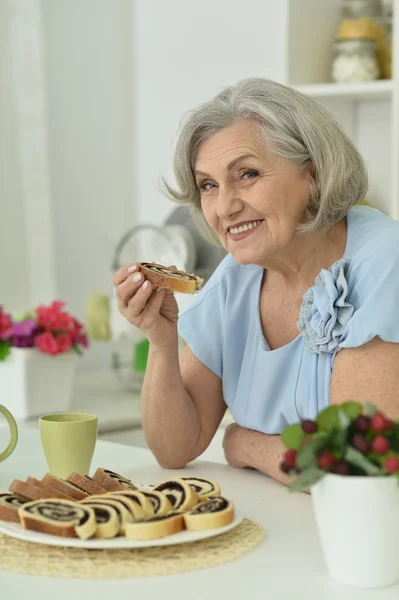 Mujer mayor con pastel sabroso —  Fotos de Stock