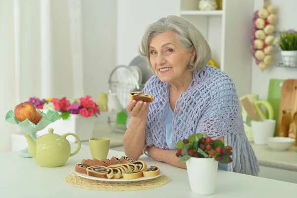 Mujer mayor con pastel sabroso — Foto de Stock