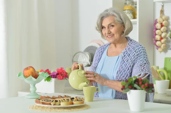Mujer mayor con pastel sabroso —  Fotos de Stock
