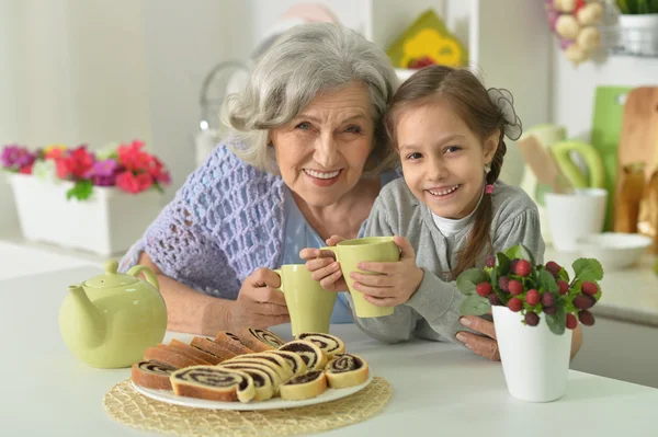 Çay ile torunu ile üst düzey kadın — Stok fotoğraf