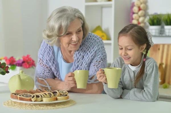 Mujer mayor con nieta con té —  Fotos de Stock