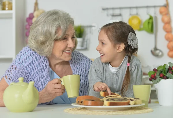 Mujer mayor con nieta con té — Foto de Stock