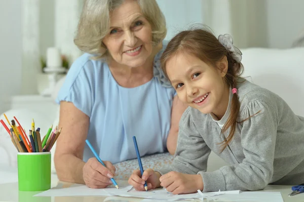 Abuela con nieta cortando juntos —  Fotos de Stock