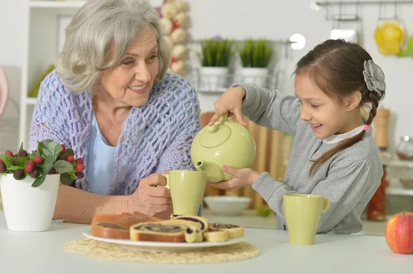 Vezető nő a tea unokája — Stock Fotó