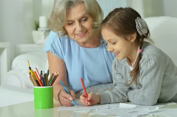 Gelukkig grootmoeder met kleindochter tekening — Stockfoto