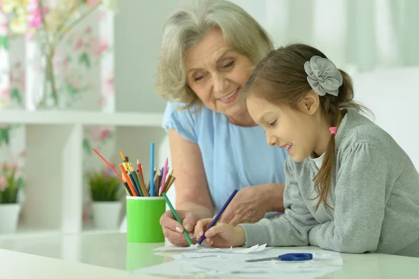 Mormor med barnbarn ritning — Stockfoto