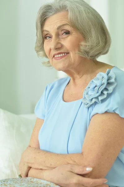 Retrato de una hermosa anciana —  Fotos de Stock