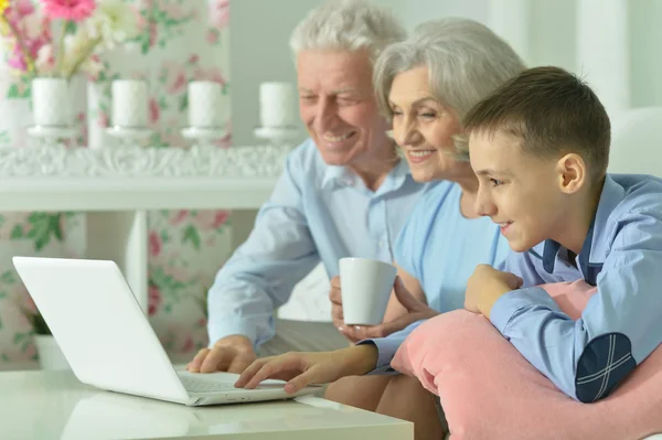 Menino com seus avós e laptop — Fotografia de Stock