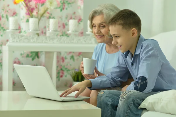 Avó e menino com laptop — Fotografia de Stock