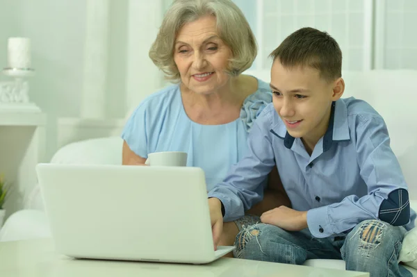 Oma en jongen met laptop — Stockfoto