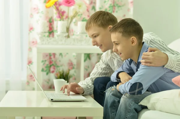 Jungen und Laptop-Computer — Stockfoto