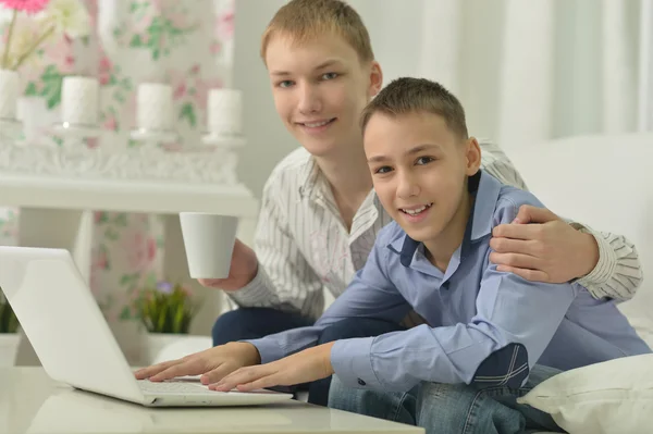 Niños pequeños y ordenador portátil —  Fotos de Stock