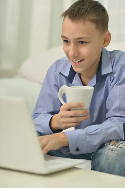 Jonge jongen en laptop computer — Stockfoto