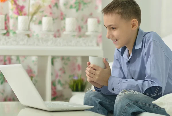 Młody chłopiec i laptop komputer — Zdjęcie stockowe