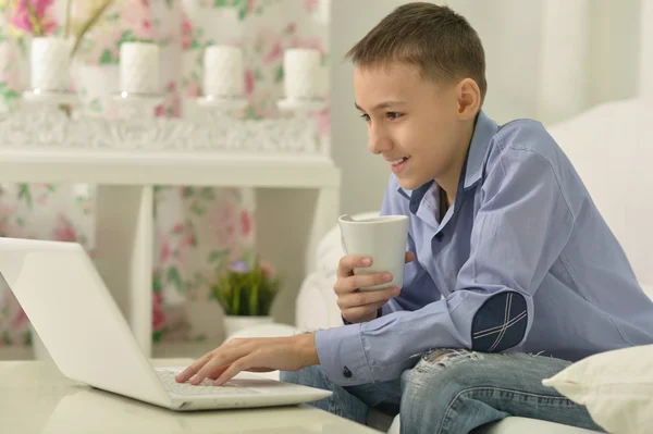 Jovem menino e laptop computador — Fotografia de Stock