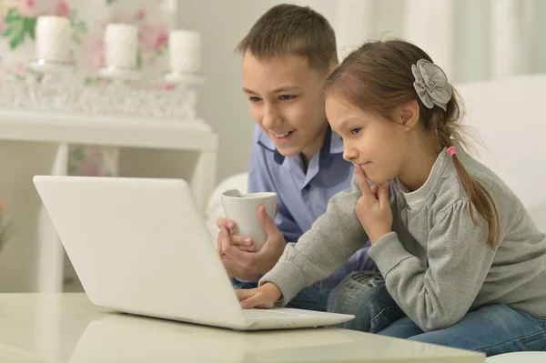 Crianças com laptop em casa — Fotografia de Stock