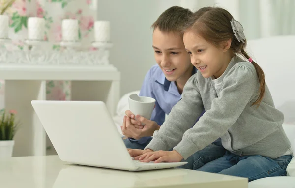 Barn med laptop hemma — Stockfoto