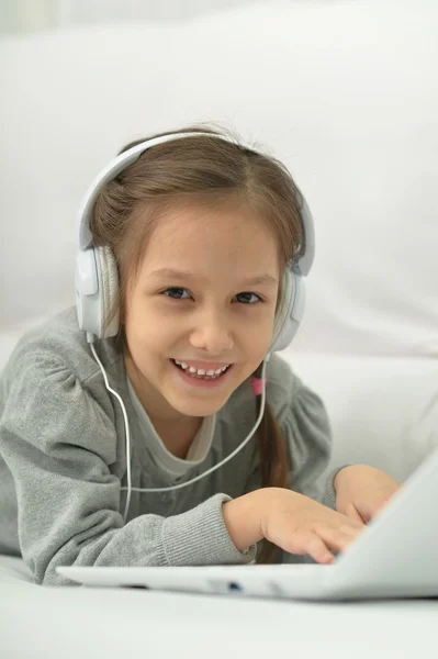 ラップトップ コンピューターを持つ少女の笑みを浮かべてください。 — ストック写真