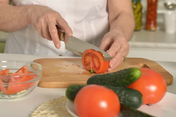 Seniorin kocht in Küche — Stockfoto