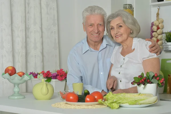 Starší muž a žena v kuchyni — Stock fotografie