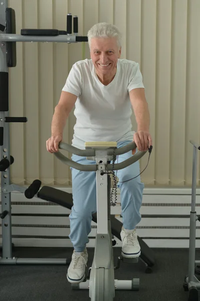 Älterer Mann im Fitnessstudio — Stockfoto