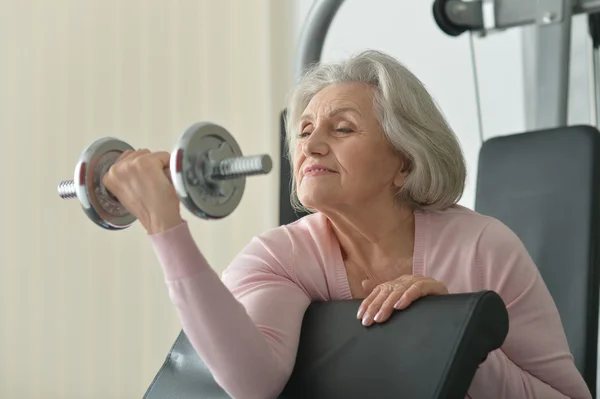 Elderly woman exercising in gym — Stock Photo, Image