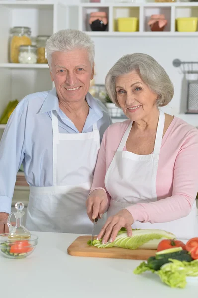 Idős férfi és nő a konyhában — Stock Fotó