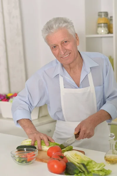 Homem idoso na cozinha — Fotografia de Stock