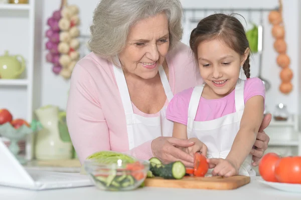 Mujer mayor con nieta cocinando — Foto de Stock