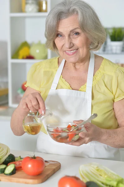 Mujer mayor cocinando en la cocina — Foto de Stock