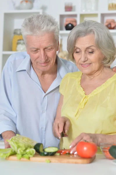 Hombre y mujer senior en la cocina — Foto de Stock