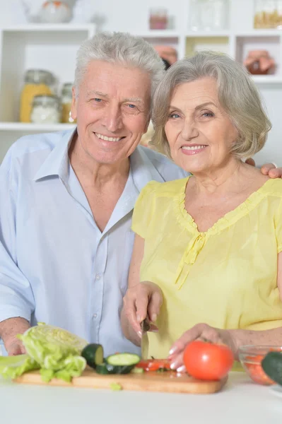 Senior man and woman  in the kitchen — Stock Photo, Image