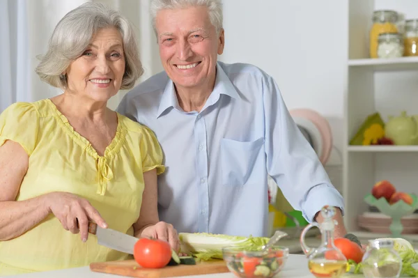 Старший мужчина и женщина на кухне — стоковое фото
