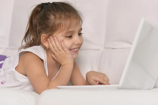 Милая маленькая девочка с ноутбуком — стоковое фото