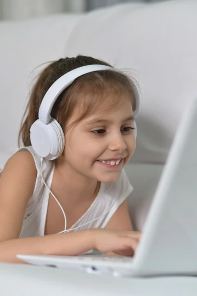 Menina bonito com laptop — Fotografia de Stock