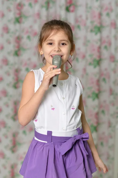 Belle petite fille avec microphone — Photo