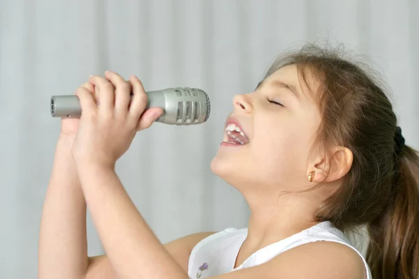 Hermosa niña con micrófono — Foto de Stock