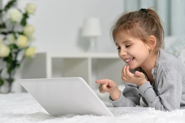 Cute little girl z laptopem — Zdjęcie stockowe