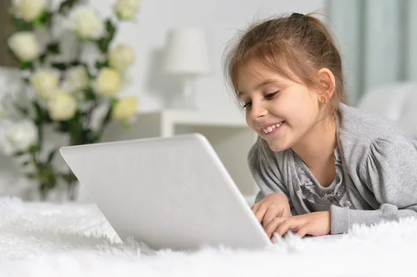 Menina bonito com laptop — Fotografia de Stock