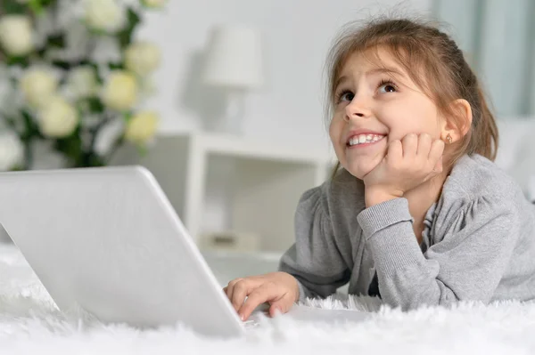 Nettes kleines Mädchen mit Laptop — Stockfoto