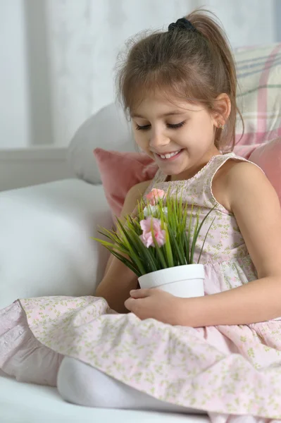 Fetiță pozând cu flori — Fotografie, imagine de stoc
