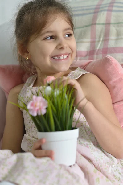 Маленькая девочка позирует с цветами — стоковое фото