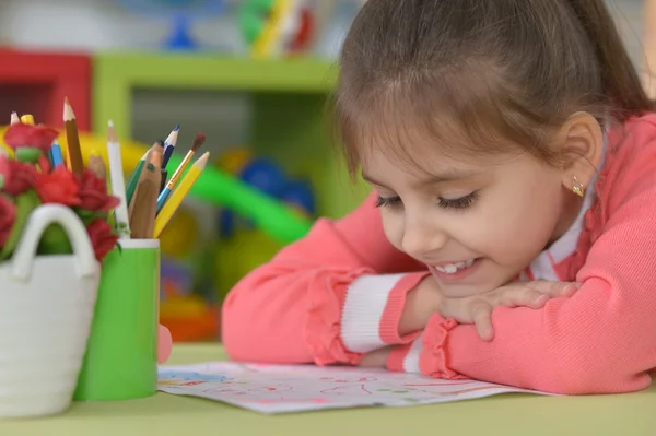 Маленькая девочка рисует дома — стоковое фото