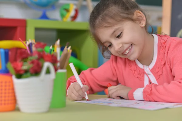 Kleines Mädchen zeichnet zu Hause — Stockfoto