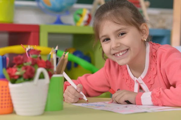 Маленькая девочка рисует дома — стоковое фото