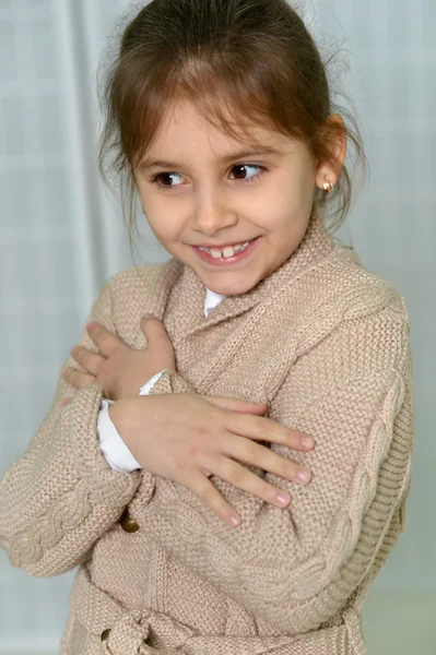 Mignonne petite fille posant à la maison — Photo