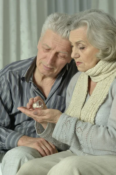 Krankes älteres Ehepaar mit Tabletten — Stockfoto