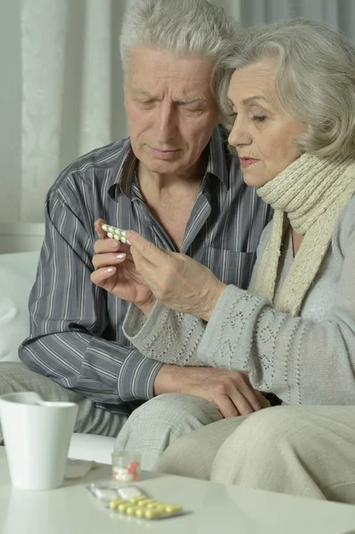 Oudere man en vrouw met griep — Stockfoto