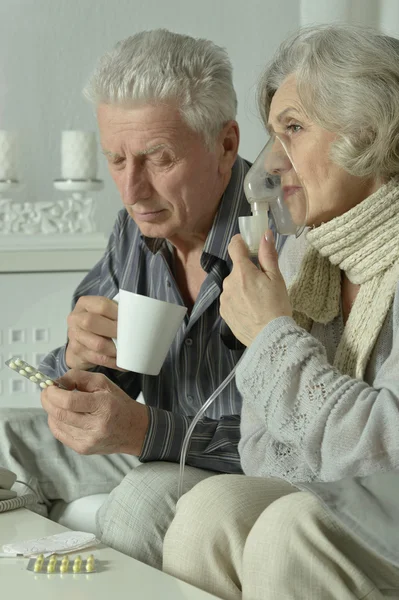 Mujer anciana con inhalación de gripe —  Fotos de Stock