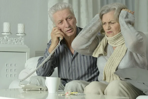 Sick  elderly couple with phone — Stock Photo, Image